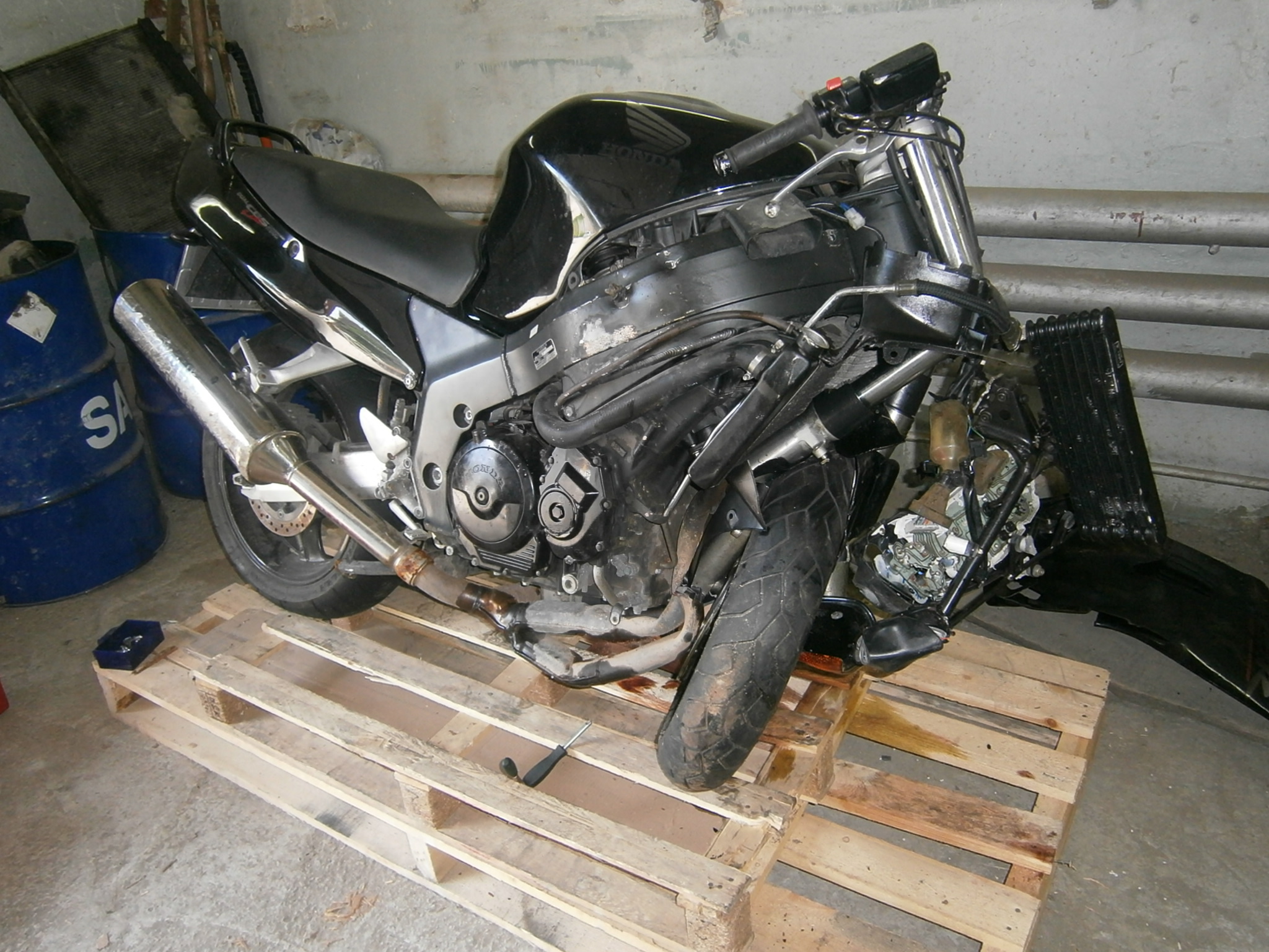 Разбитый мотоцикл Хонда СБР 400